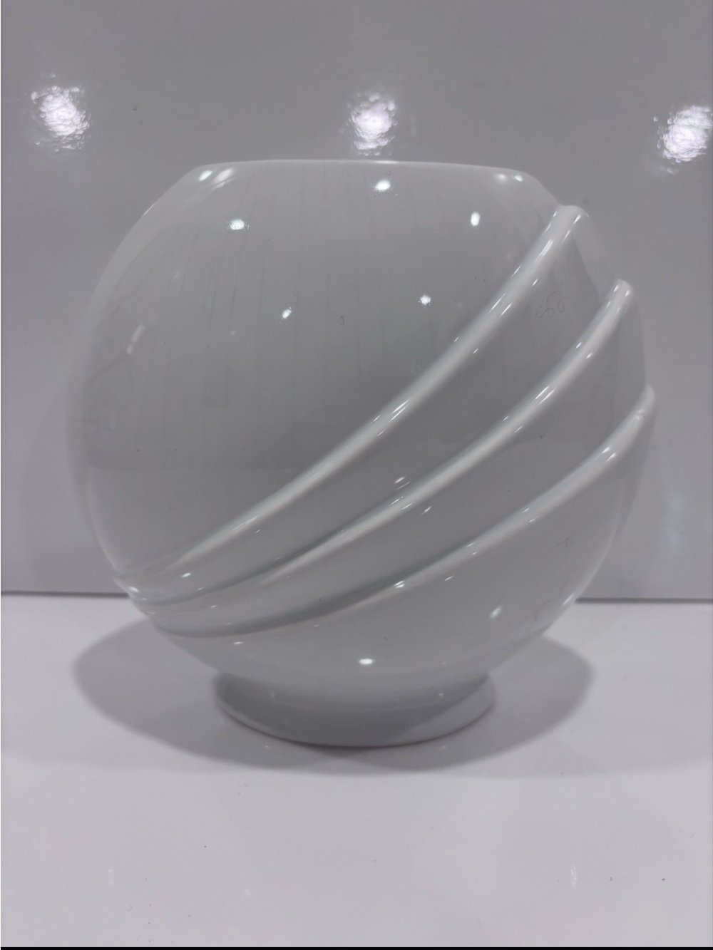 White mcm/art deco  Swirl Globe Vase 7.5”